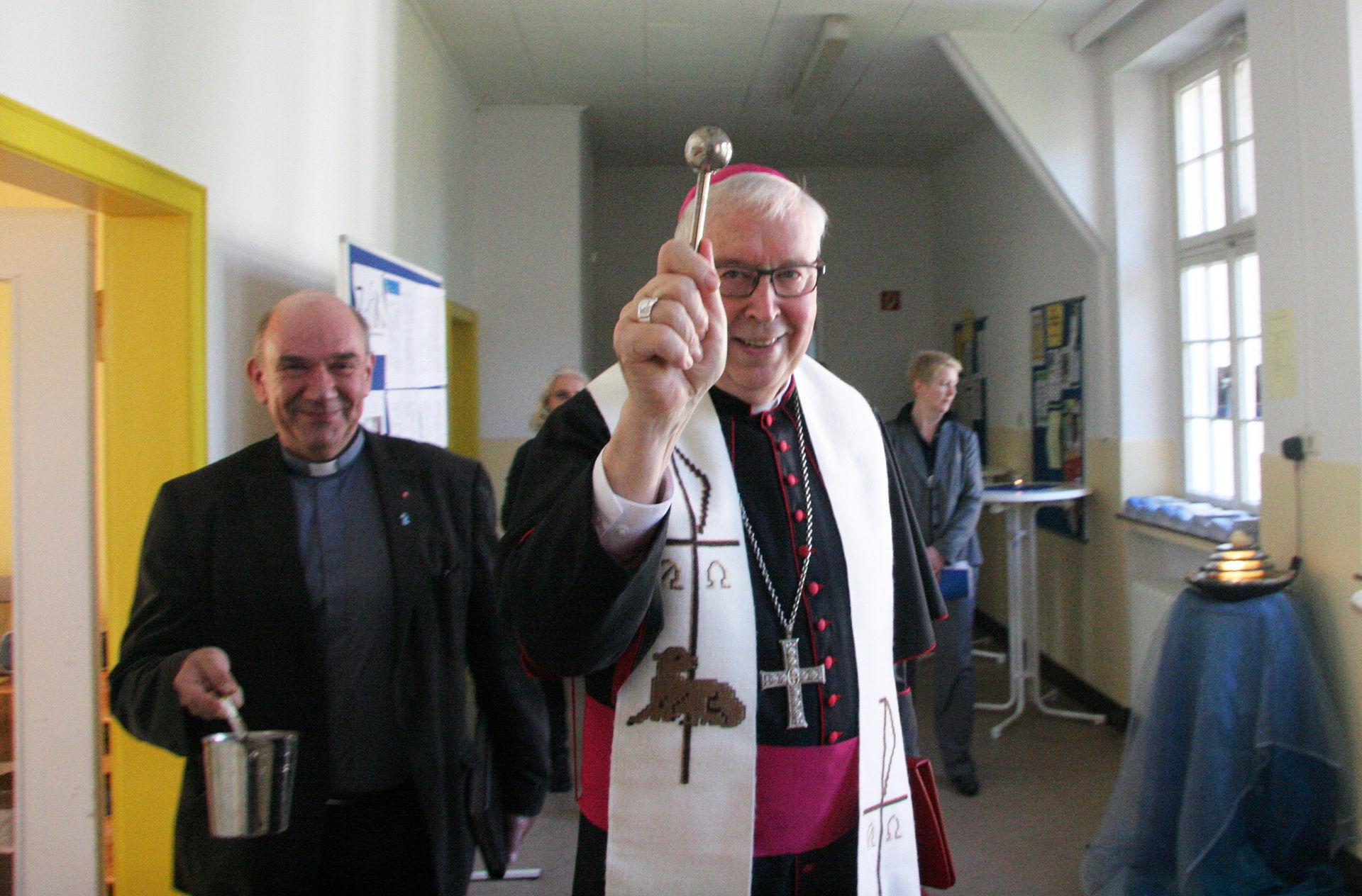 Propst Bernd Galluschke (links), hier im Bild mit Bischof Norbert Trelle während der Eröffnung des Zentrums für Kirchenentwicklung 2013 in Duderstadt, ist der Initiator des Duderstädter Think Tank.